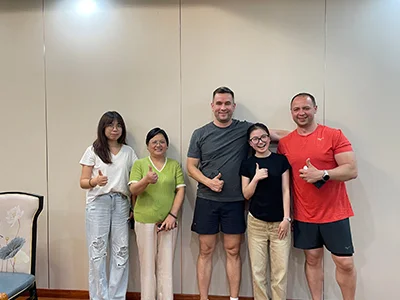 Clientes rusos inspeccionan una unidad de producción de hidrógeno por descomposición de amoníaco